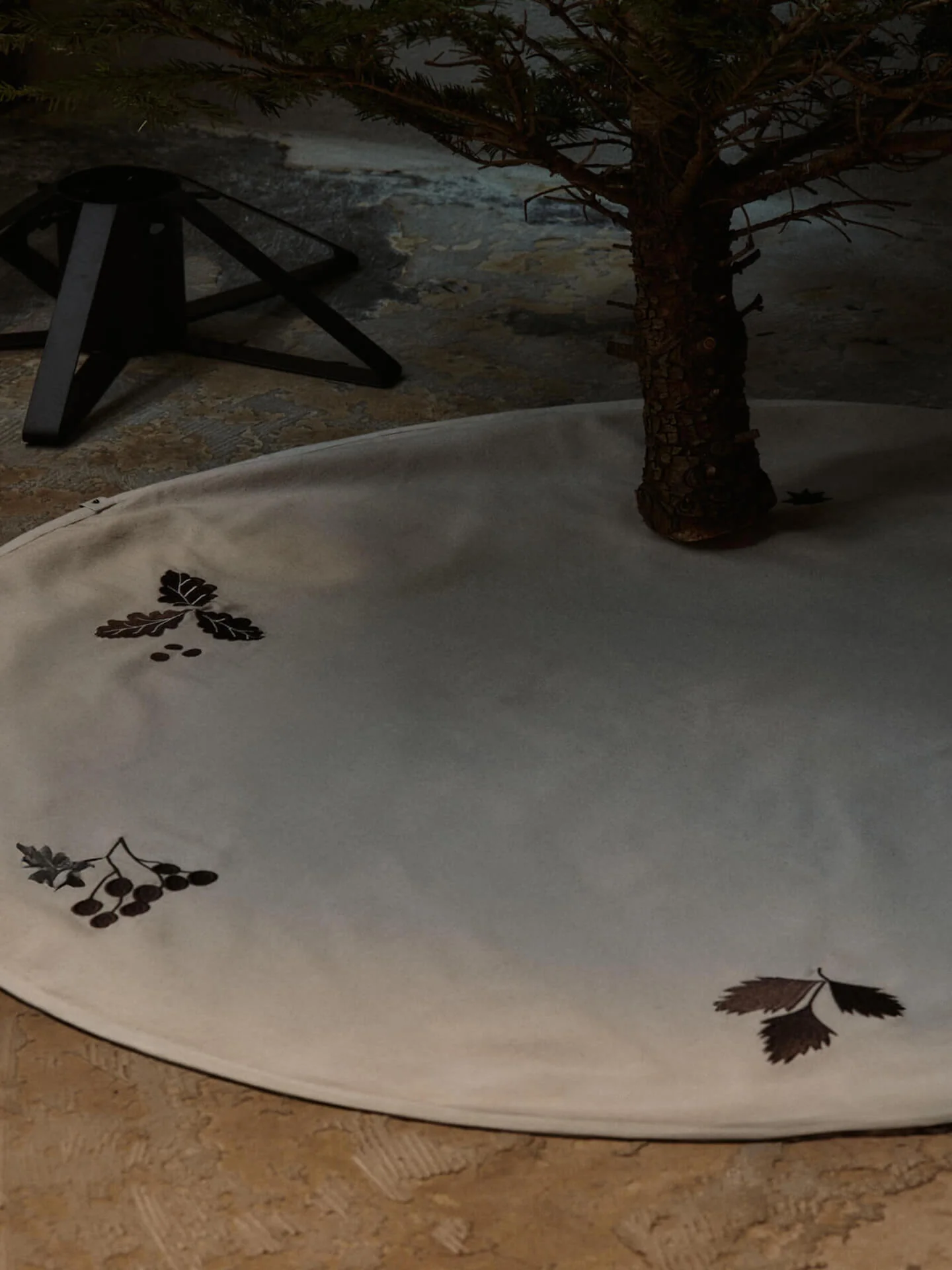 Oak Christmas Tree Blanket - Round - Natural - Image 2